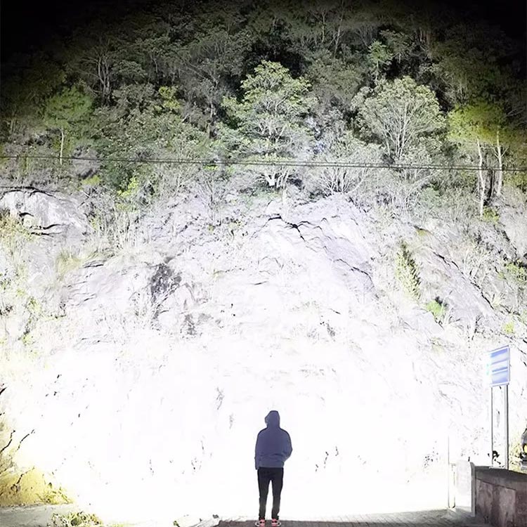 🔥heißer Verkauf🔥Zoombare Taschenlampe mit superstarkem Licht-Remifa®